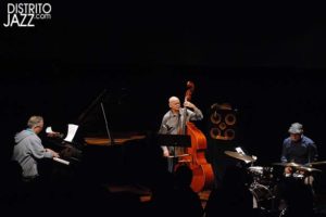 Uri Caine Trio, enlazando músicas