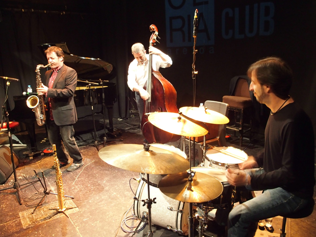 http://www.distritojazz.com/wp-content/uploads/distritojazz-conciertos-jazz-Victor-de-Diego-Trio-en-Bilbao-0.jpg