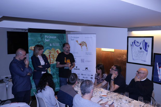 distritojazz-noticias-Los periodistas donostiarras siguen atentamente las explicaciones de los responsables de Pirineos Sur